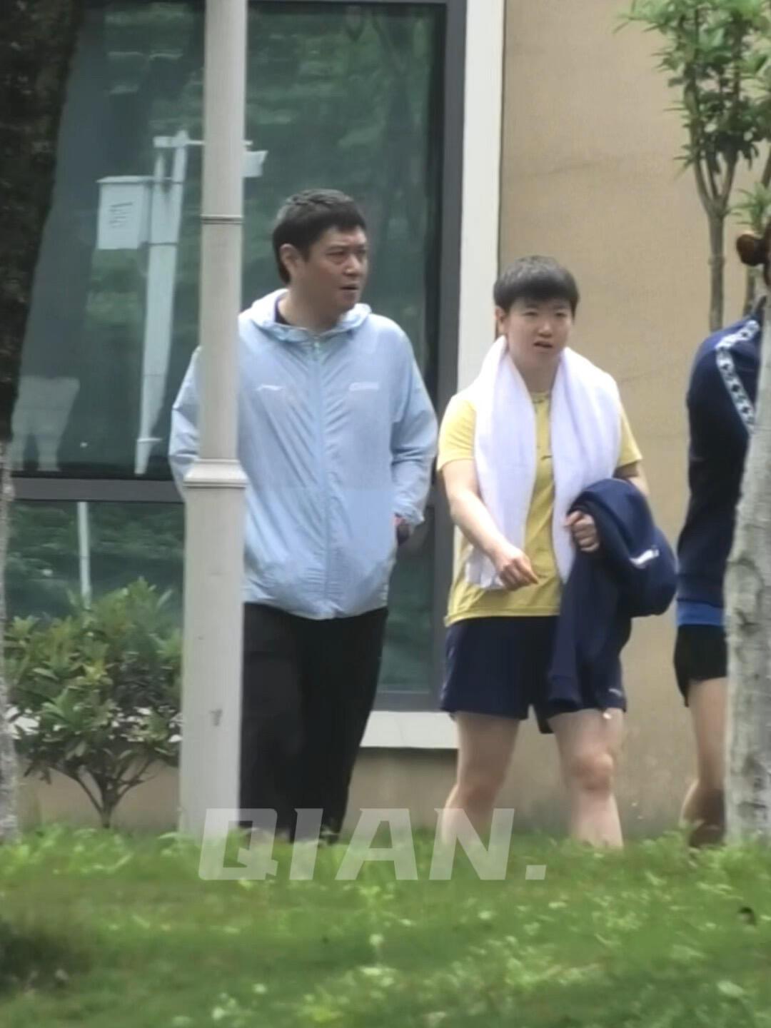 莎莎信任谁，一眼就看到了，邱指导和孙颖莎走在一起，太舒服了，感觉就不一样！体能