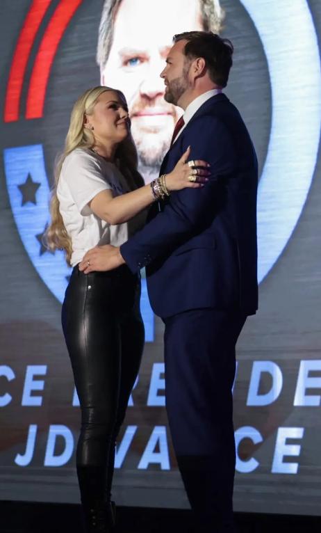 查理·柯克遗孀这次闯祸，和万斯拥抱动作太亲密，美国网友纷纷怒骂！两人的身体贴