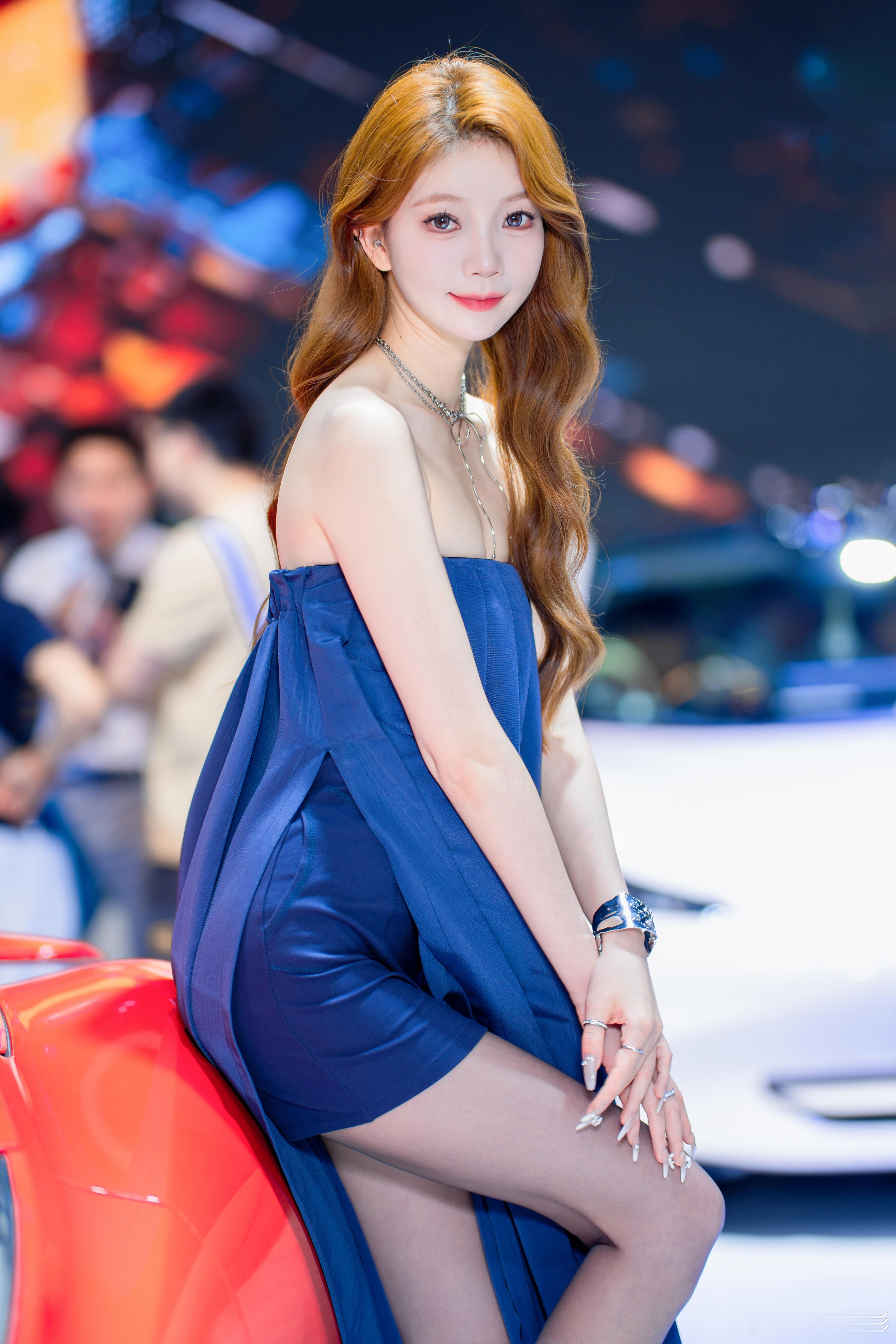青春靓丽车模宝藏摄影博主推荐计划红与蓝的视觉盛宴，优雅与速度的完美邂逅。车旁的