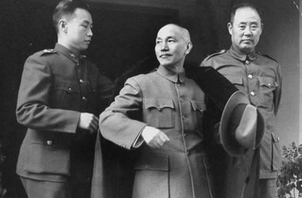 1975年，蒋介石去世前，他拉住儿子蒋经国的手，回忆说：“我这一生，敬重者有一人