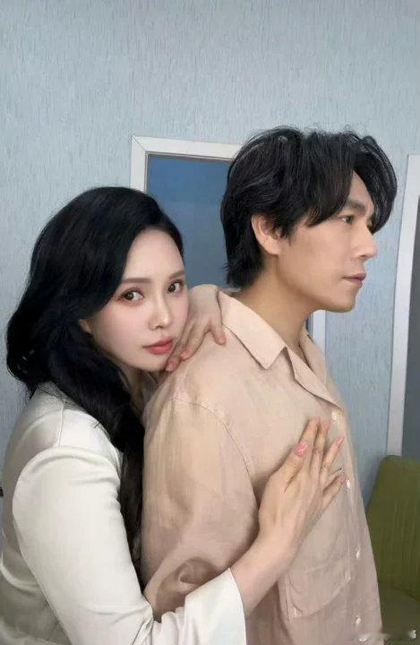 秦昊出门一步三叹气秦昊年纪大了做什么都心酸秦昊出门一步三叹气哈哈哈！贴心帮伊能静