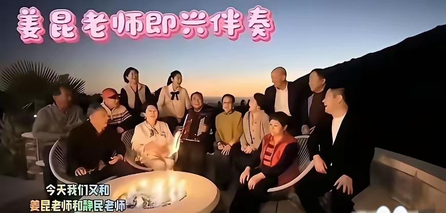 画面崩不崩？太崩了！一边是加州豪宅的泳池，阳光、碧波、棕榈树，典型的美式中产阶