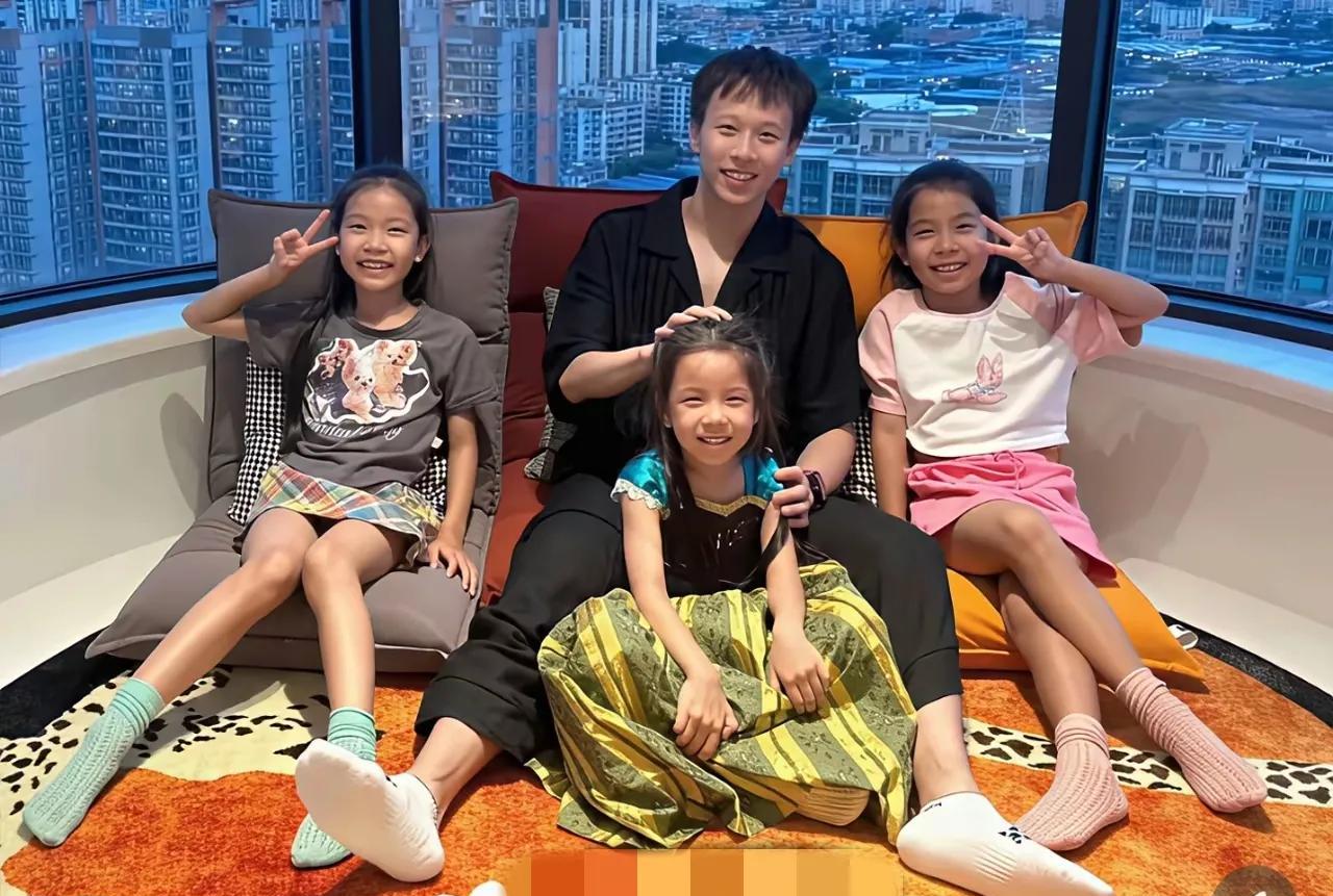 一看将来都是女儿奴了，林高远王楚钦都是看见小女孩那眼神不是带光就是柔的滴水。可