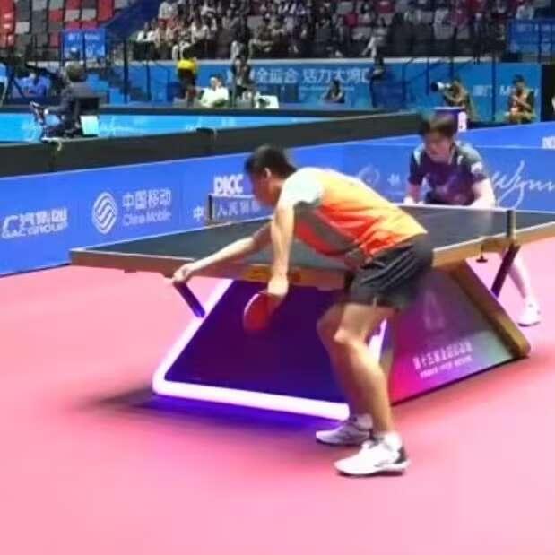 魏世皓的发球，真的就是在球台下边发，还好王楚钦赢下比赛了。全运会只有一号球台