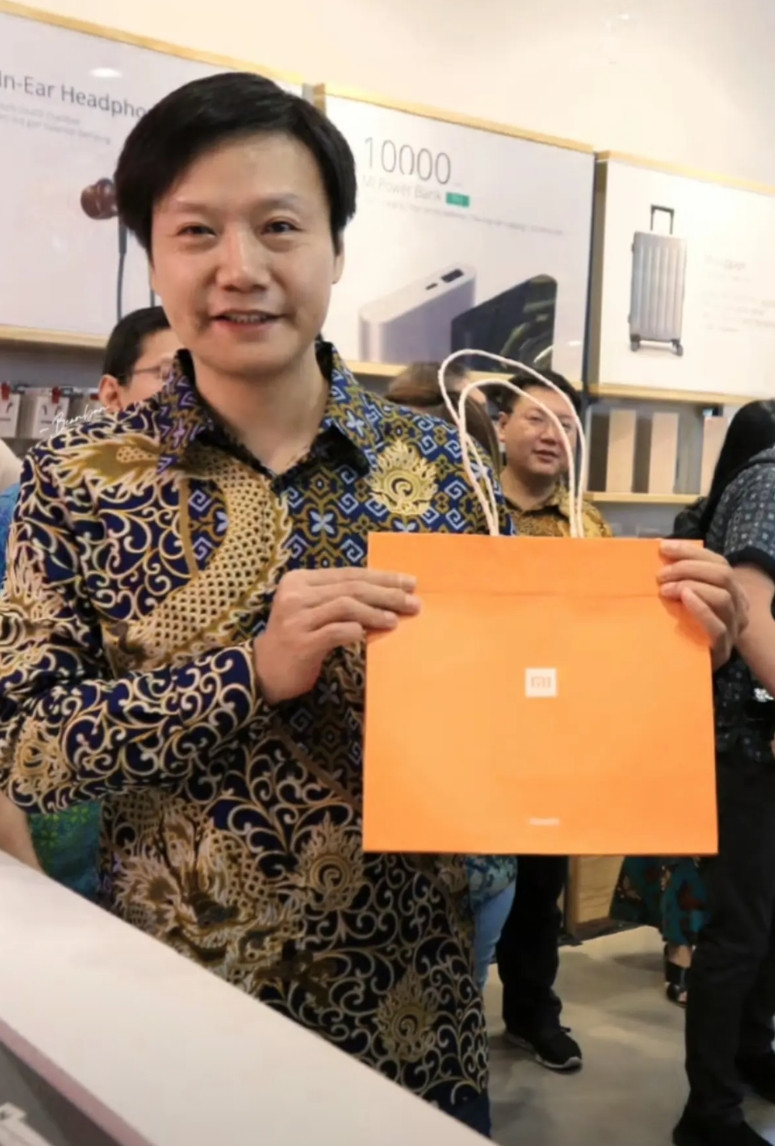 头一次看穿“龙袍”的雷军，原本气质儒雅的雷总一下子变成黑道大哥。实际上这是2