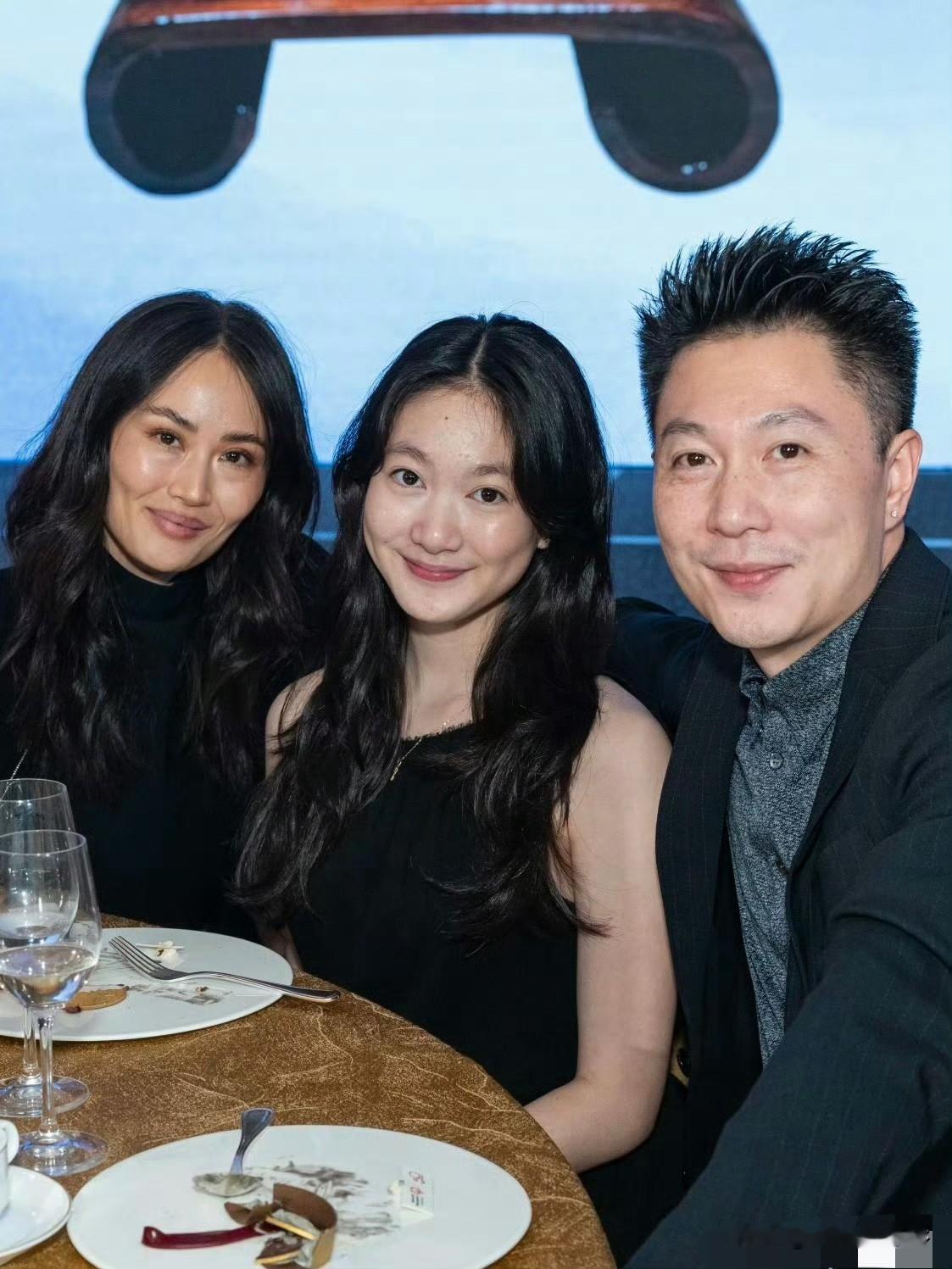 李小鹏带着女儿奥莉现身香港慈善晚宴同框亮相，一晃昔日萌娃奥莉已经14岁，长发披肩模样褪去稚气长成少女