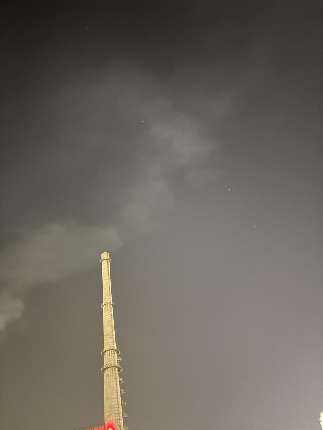 脑机接口芯片到底植入到脑子的什么部位？需要充电吗？这个芯片会不会被别人控制？会不