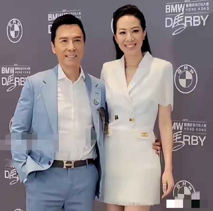 甄子丹老婆说香港这场大火不是竹脚手架导致，指责火灾蔓延是因为使用了“来自中国的不