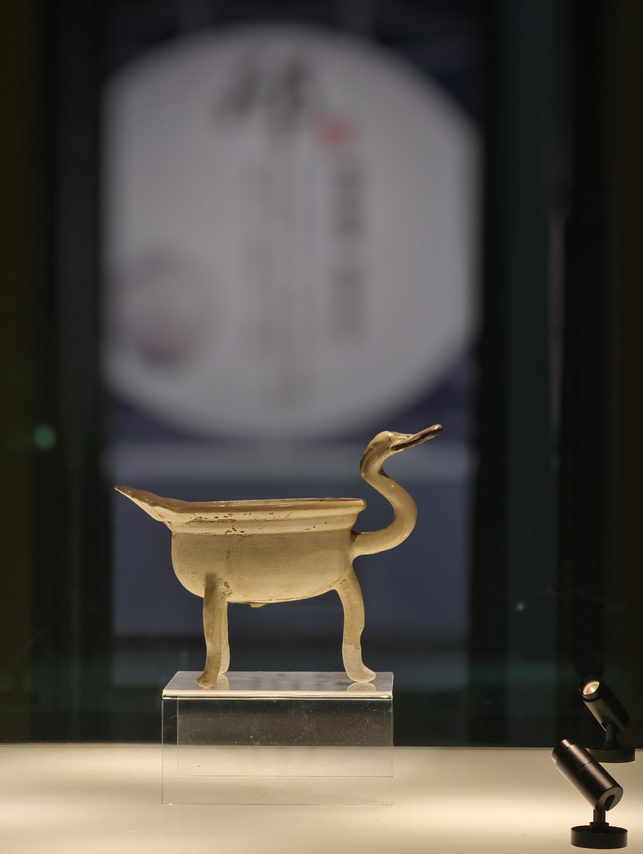 这是唐代邢窑白釉黑彩鹅柄三足炉，国家二级文物，邢白瓷博物馆核心镇馆展品之一。