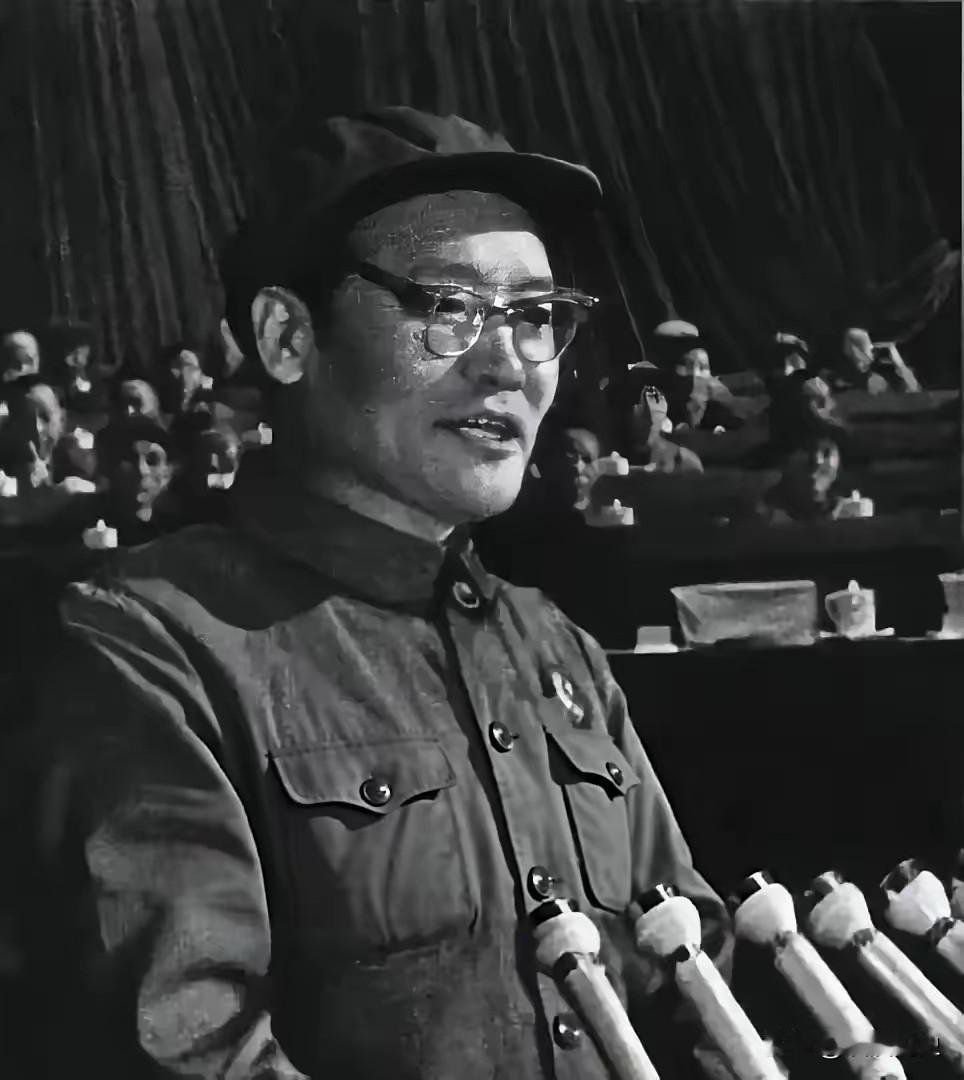 1988年，纪登奎吃完一碗面条后外出散步，走到第三圈时突然扶住石榴树，对妻子说出