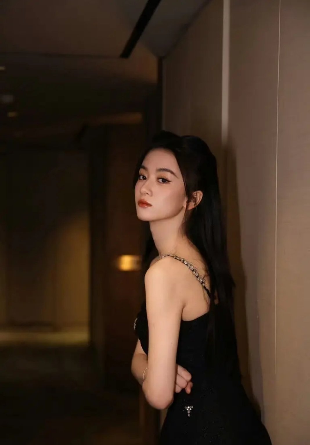 耀客新签的00后小花，眉眼间竟有几分年轻时林青霞的神韵。