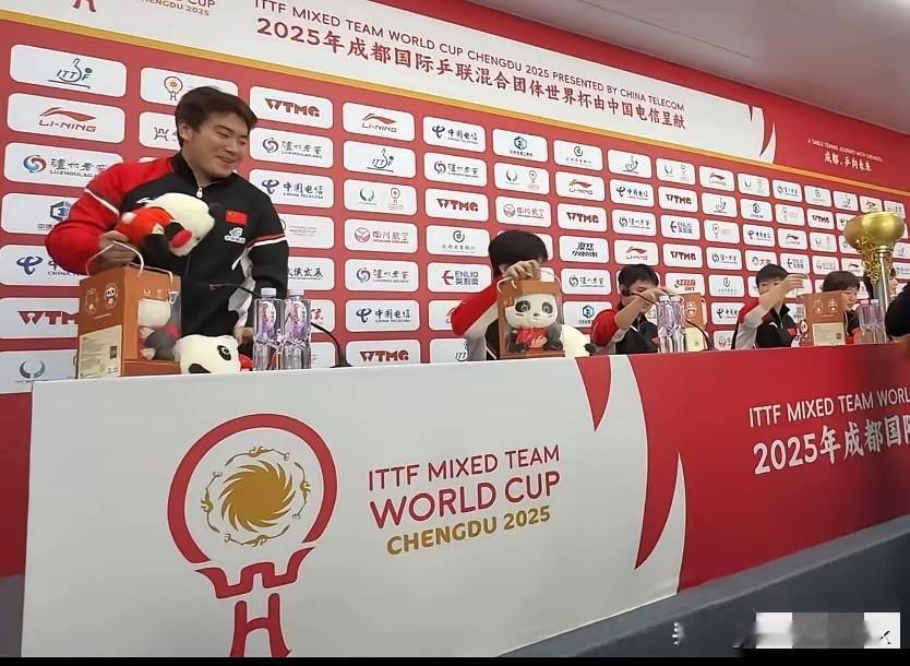 梁靖昆:我多拿一个，我家人多[吐舌头眯眼睛笑]王楚钦:你这是道德绑架昨天冠军采访的时候