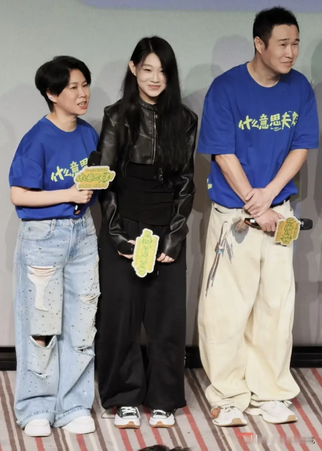 小沈阳夫妻带着女儿沈佳润亮相电影《什么意思夫妇》路演现场。沈春阳和小沈阳穿着同款蓝色宣传T恤，一左一