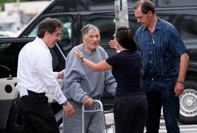 “我想洗个热水澡，然后喝酒找女人。”1998年，西伯利亚一监狱门口，120岁却坐