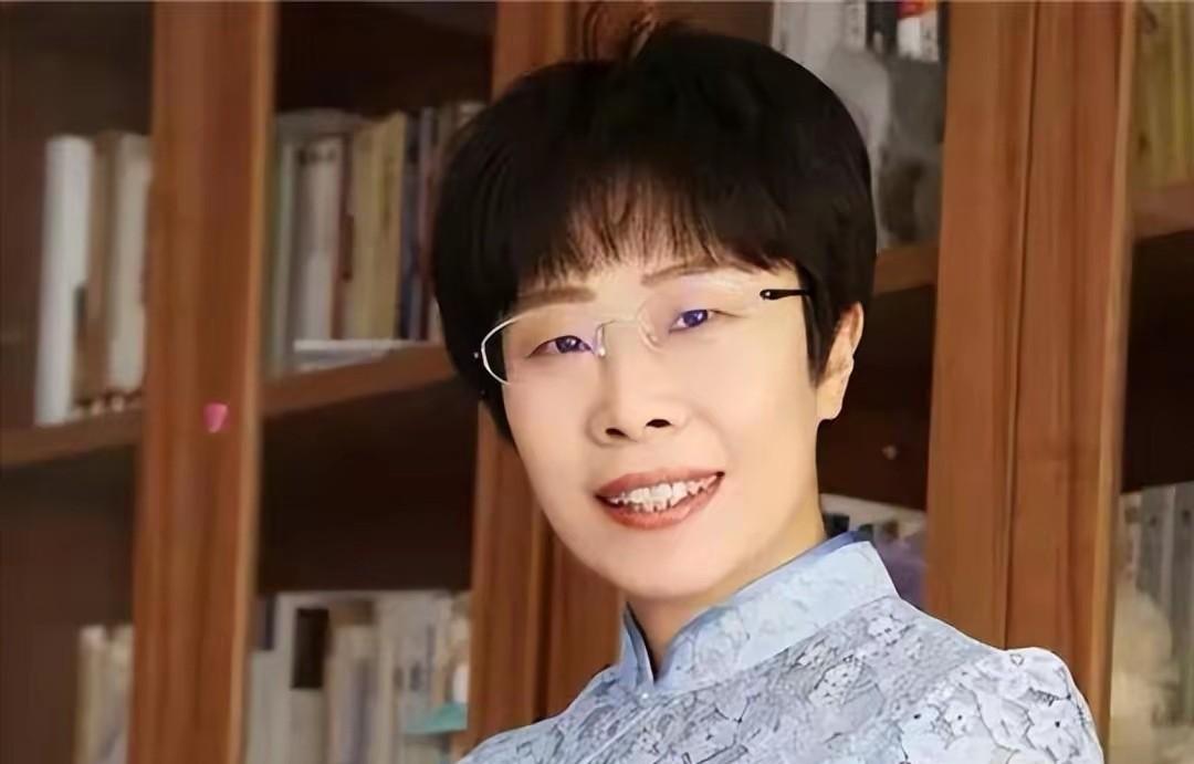 北大才女蒙曼48岁至今未婚，朱迅问她：“你最想嫁给谁？”没想到，她脱口而出说的一