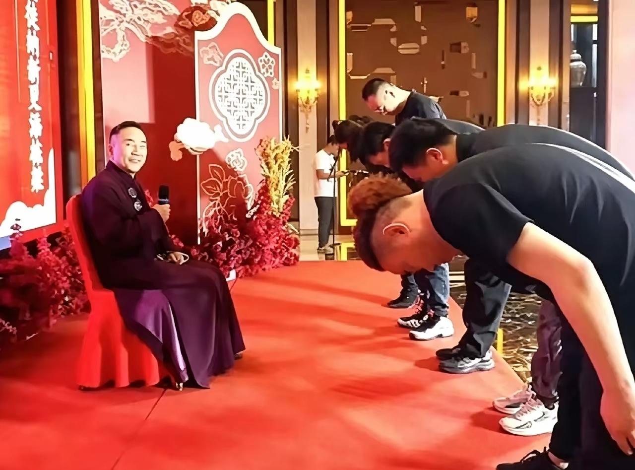 这伙计就是个混子，能教别人啥本事[捂脸哭]现在什么人都敢收徒弟了自己还啥也不会