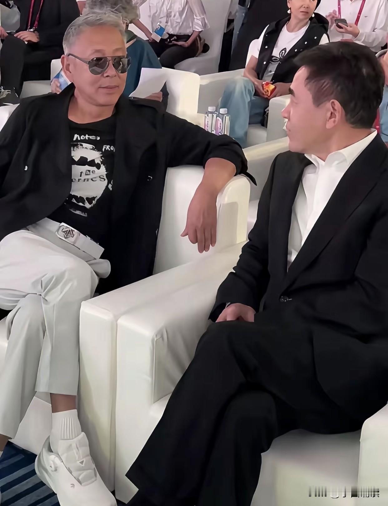 都说陈道明演什么都有王者气势，但这不演戏的时候怎么也霸气侧漏呢！