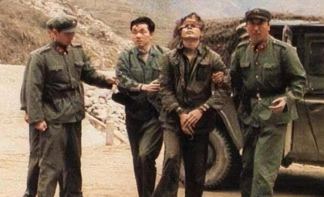 1990年，在中越战俘遣返仪式上，“叛变”军官汪斌拖着仅37公斤重的身体，颤颤巍