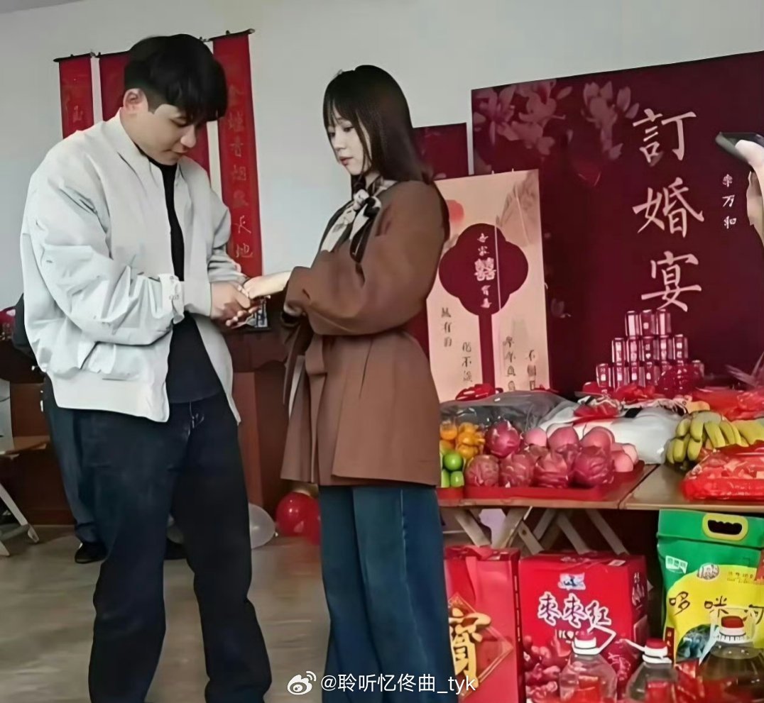 订婚宴上没有摆钱，就说明女方没有要求彩礼，女孩有心，男孩有幸。