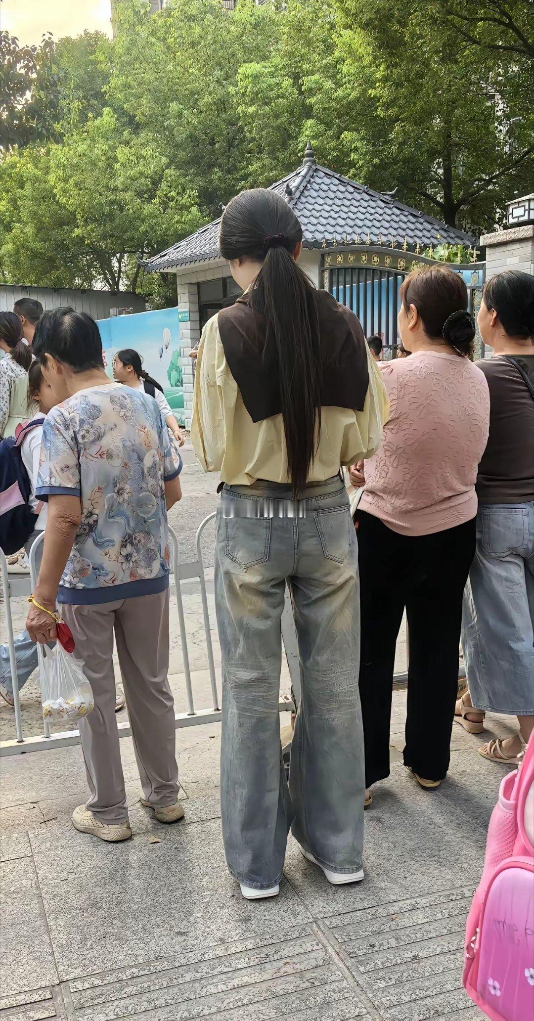 昨天看见一个特别好看的女孩，全都长在我的审美里​​​