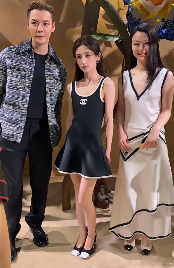 张子枫去参加圈内顶级时尚活动，依然是瘦削的身材，但脸部变化明显，少了幼态，多了清