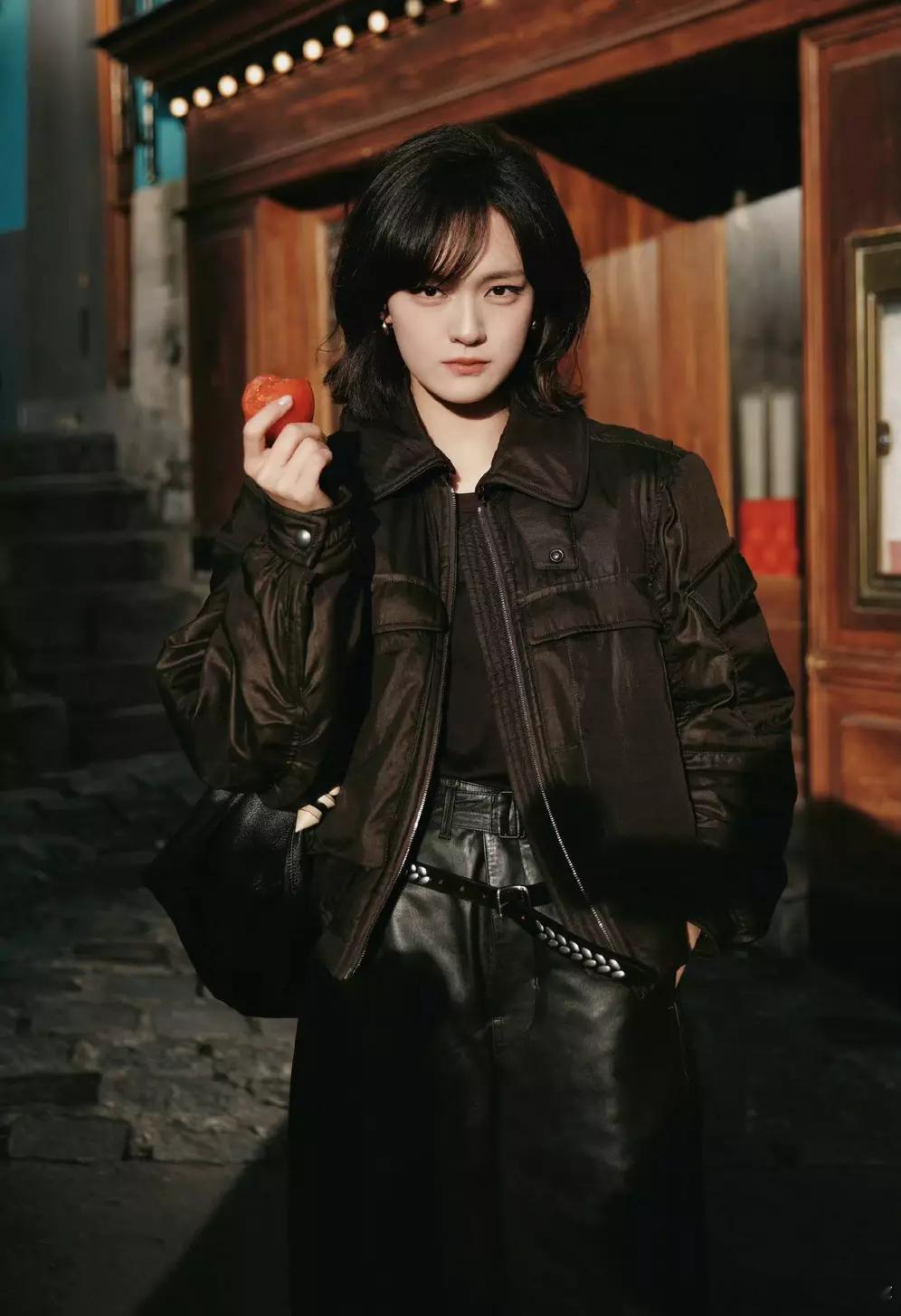 青青娱乐文淇黑皮衣配皮裙街头漫步清冷松弛又灵动