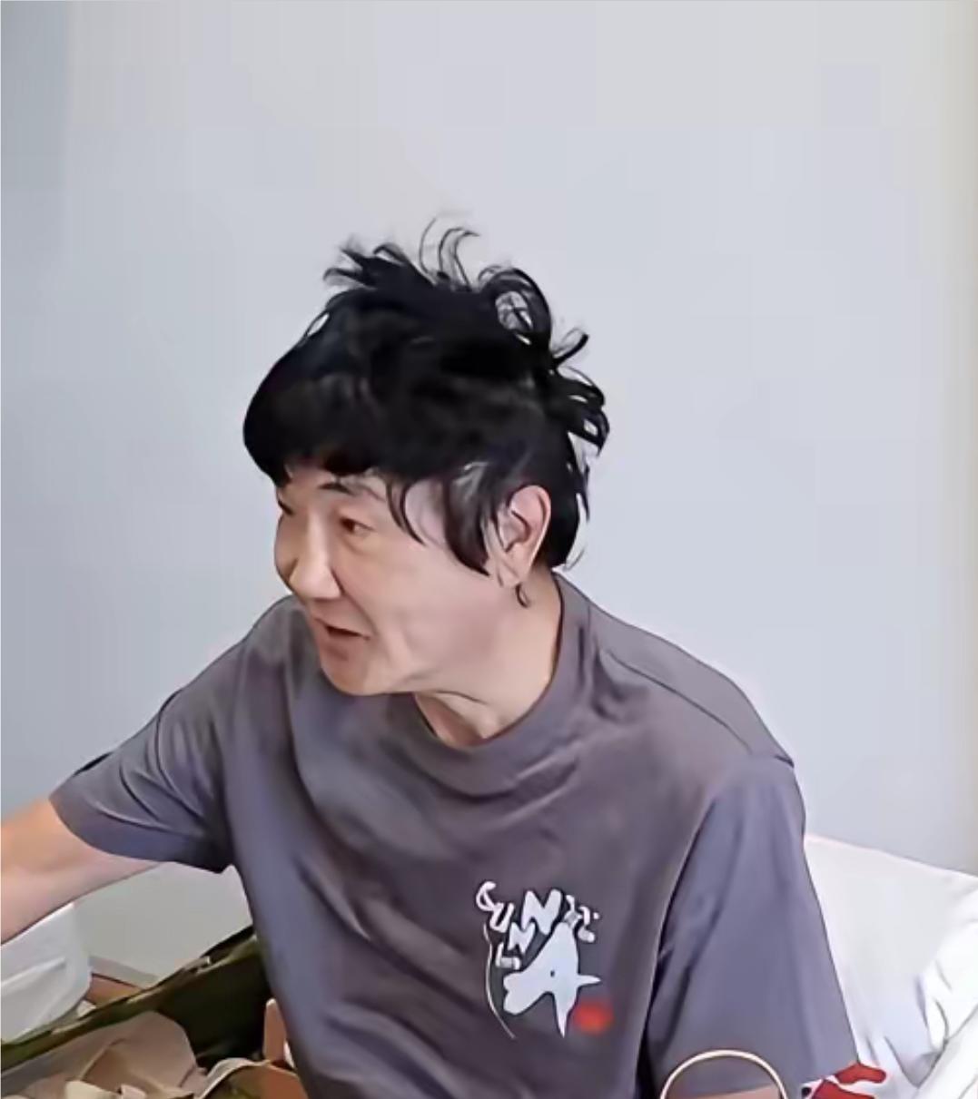 不仔细看，还真看不出他是谁？你还能认出他是谁吗？
