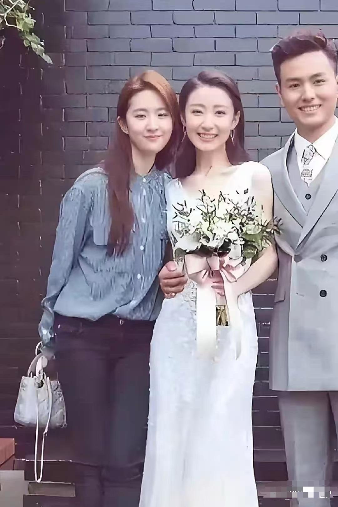 新娘居然比刘亦菲还漂亮。
