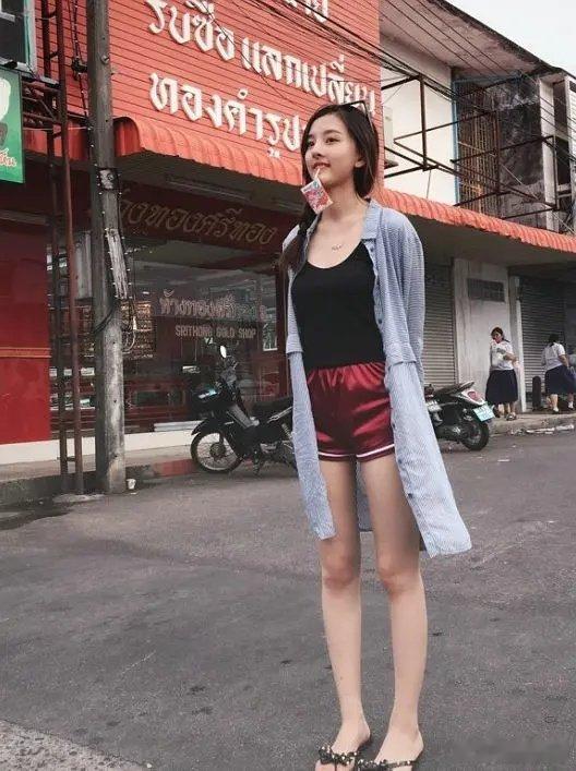 宋祖儿的腿谁的目光被宋祖儿的腿牢牢锁住了！这比例也太绝了吧，又细又直还超长，说
