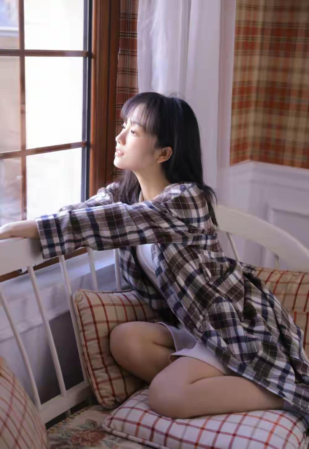 窗边沉思，格子衬衫与白裙的完美搭配，静享午后时光。女生穿什么会更加方便，更显气质