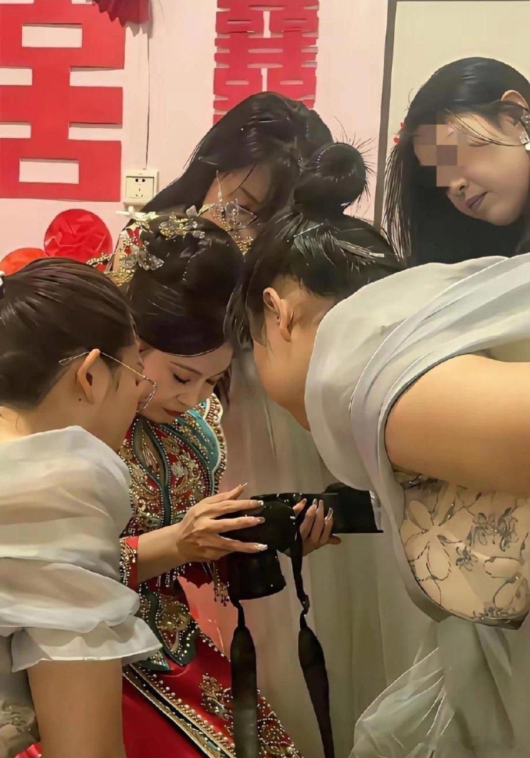 从新娘的表情就能看出来，这位摄影师的水平还不够成熟