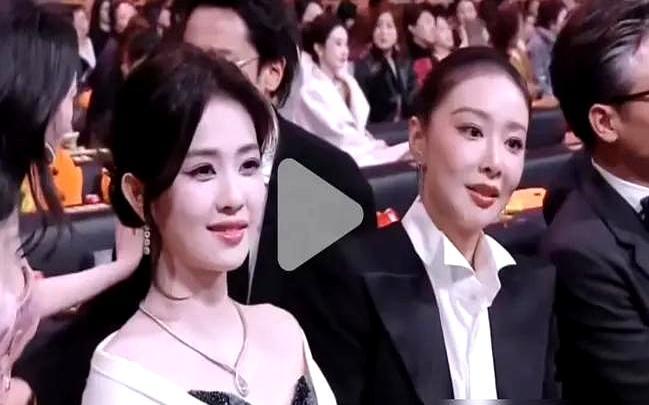 微博之夜最奢侈的，不是奖杯，而是下台阶时递出的那只手。刘宇宁停在台阶边，低