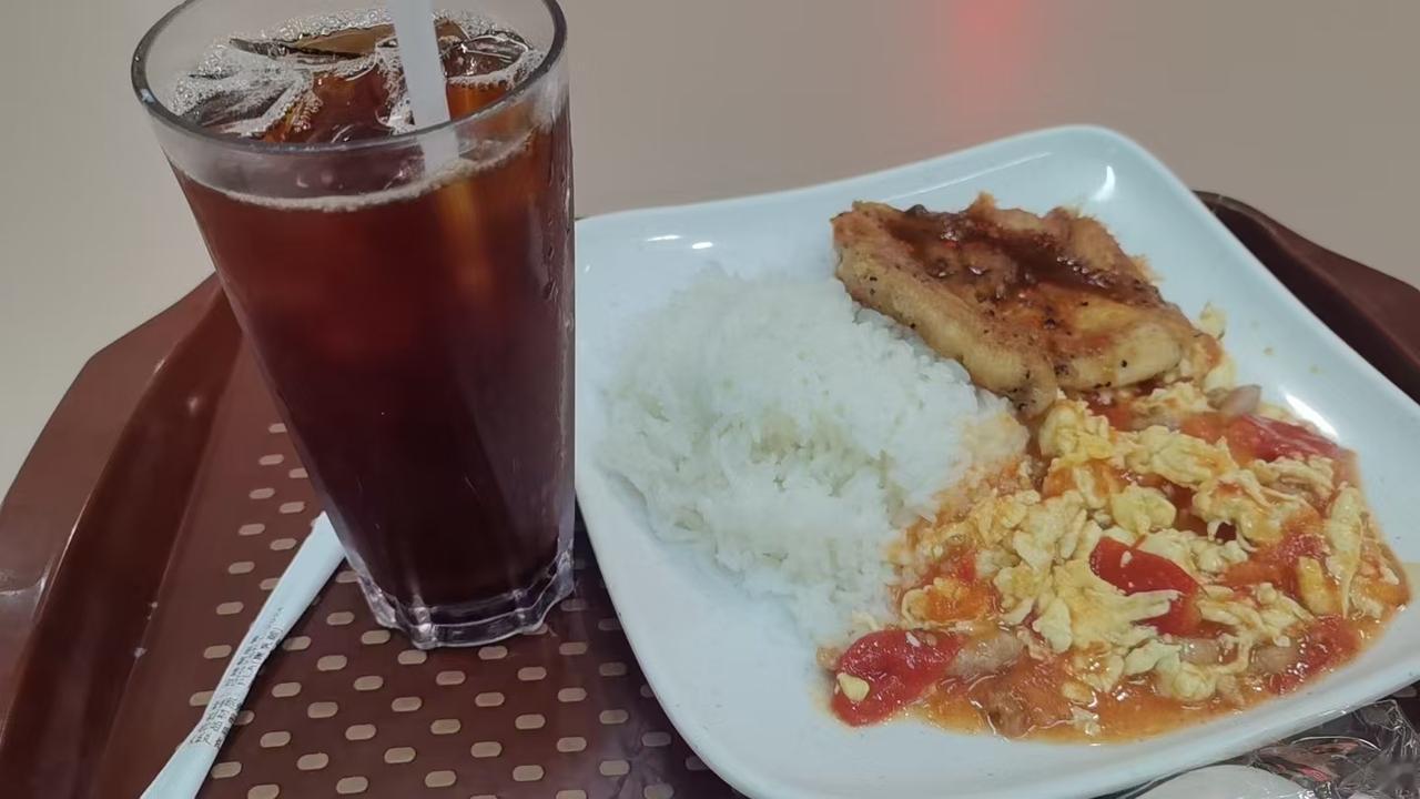 在香港吃饭的话呢，很多情况下会配一杯饮料，而且大多数是冰的（也可以选择热的）