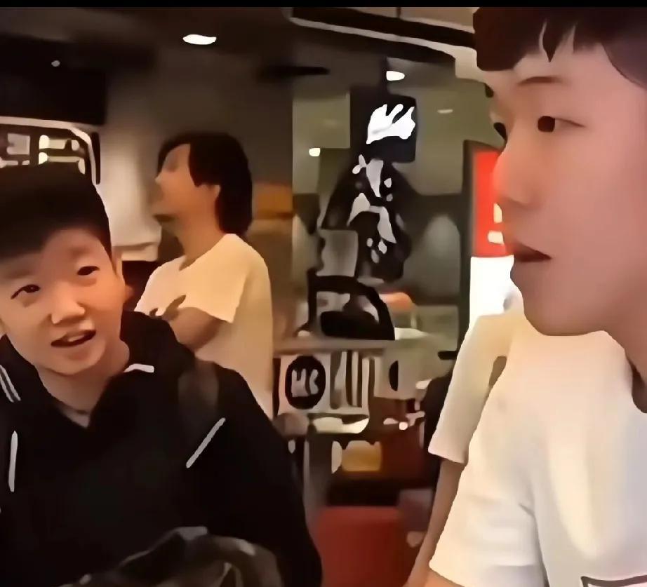这么多年她看他的眼神，从未改变过。小时候是崇拜，现在是关爱和宠溺！