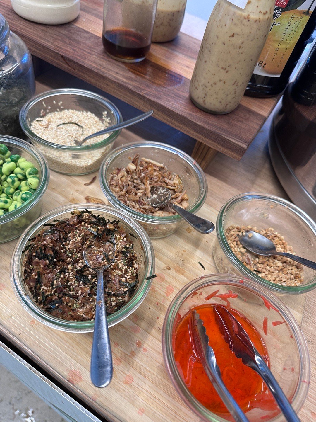 看起来色彩缤纷但应该不太好吃的样子，但你别说，你还真别说，这一碗还真不错😋迅速