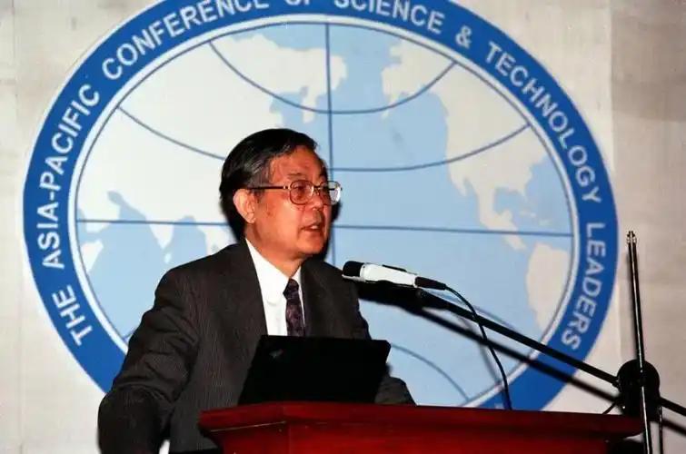 诺贝尔奖欠这位中国人一个物理学奖！1959年，苏联撤走全部援华专家，还带走了重要