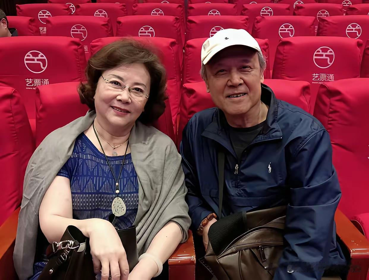 男神老了还是跟王心刚一样的帅气，是儒雅的帅，达式常笑容和蔼可亲，最喜欢看他演的电