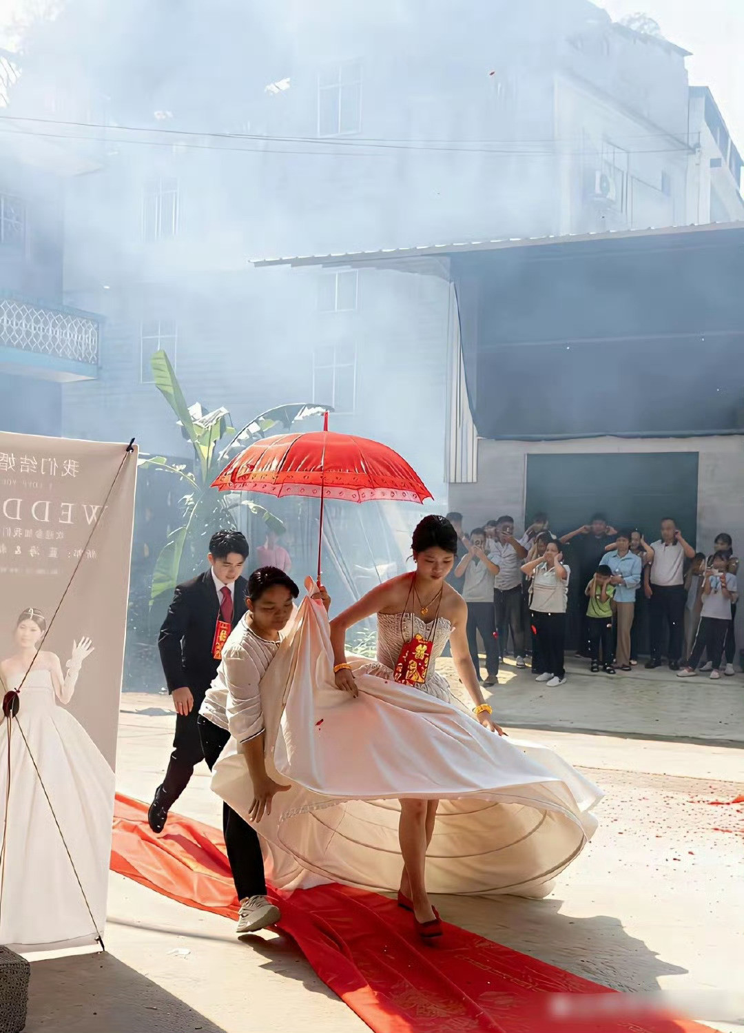 新娘遇到这一幕，也是无语了，让你拉裙子，没让你直接掀[捂脸哭]​​​