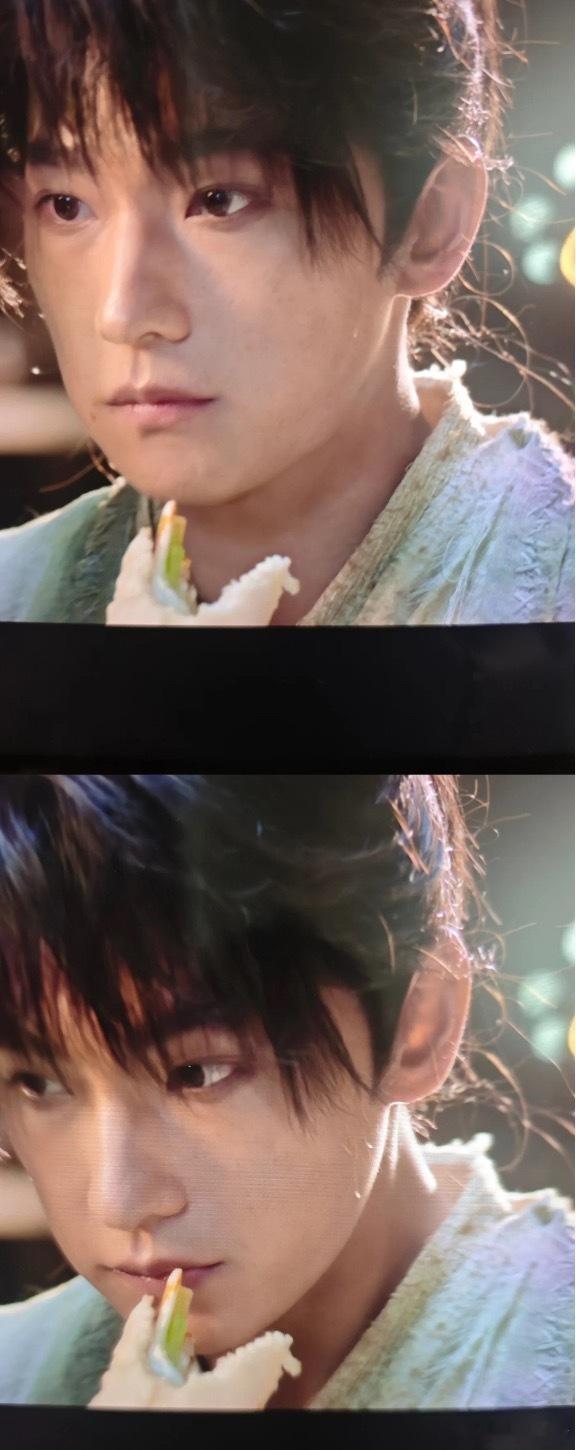 杨洋吃的这是肯德基的老北京鸡肉卷？？？​​​