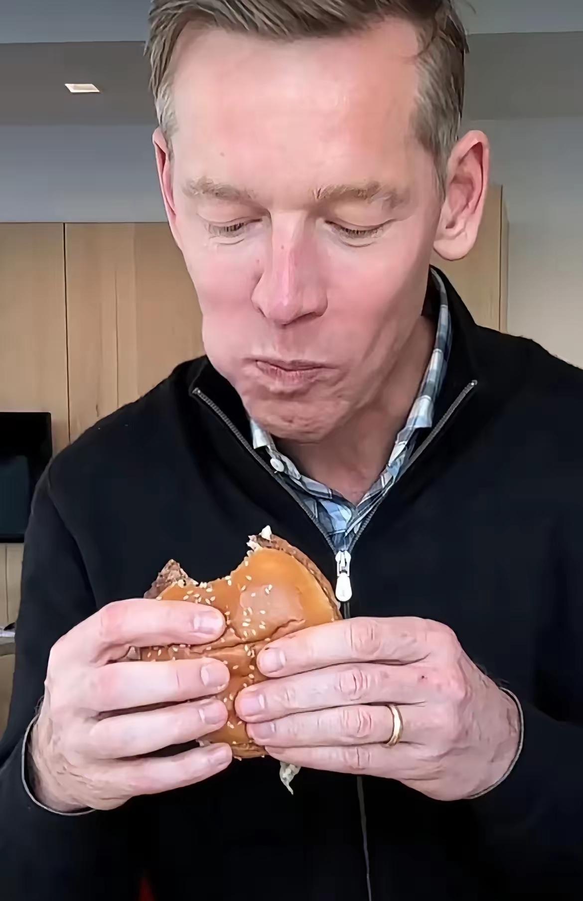 看麦当劳CEO吃新品汉堡那一幕，我尴尬症都犯了。满脸写着嫌弃，表情都快藏不住了