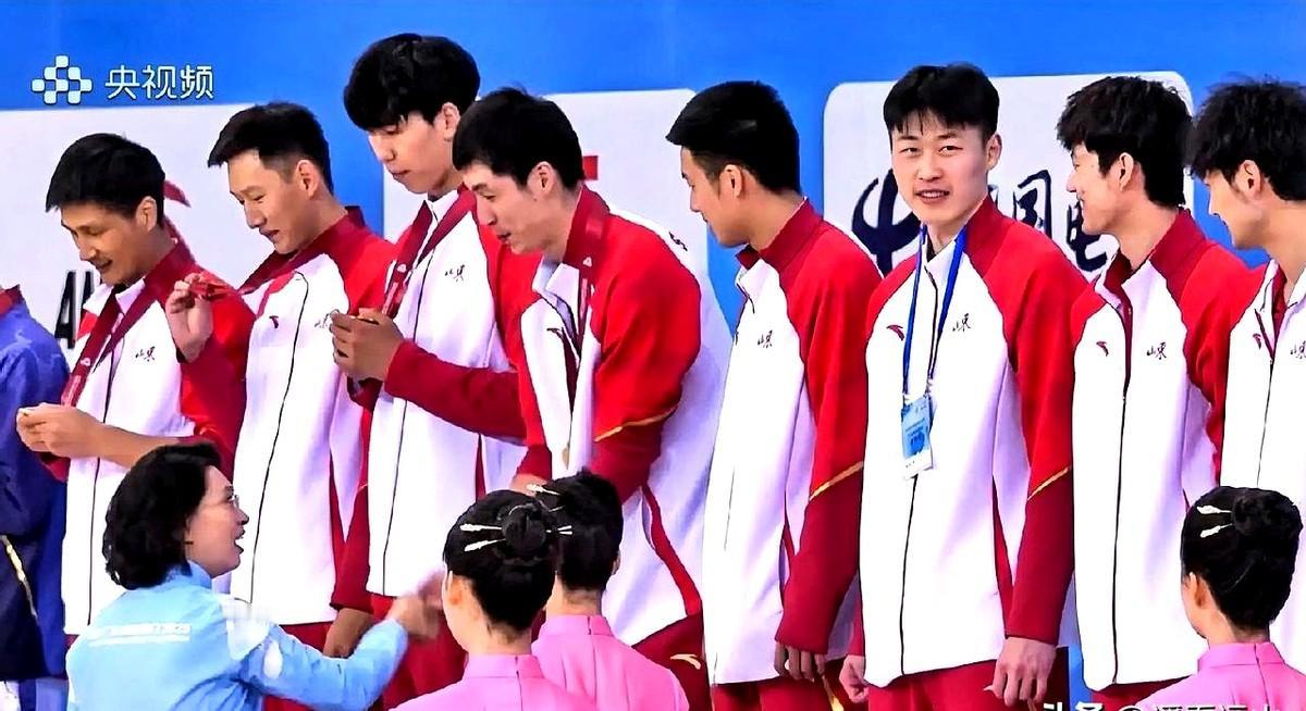 山东与四川交换运动员的买卖，山东赚了，四川亏了。四川用男排队员彭世坤、郭顺祥换