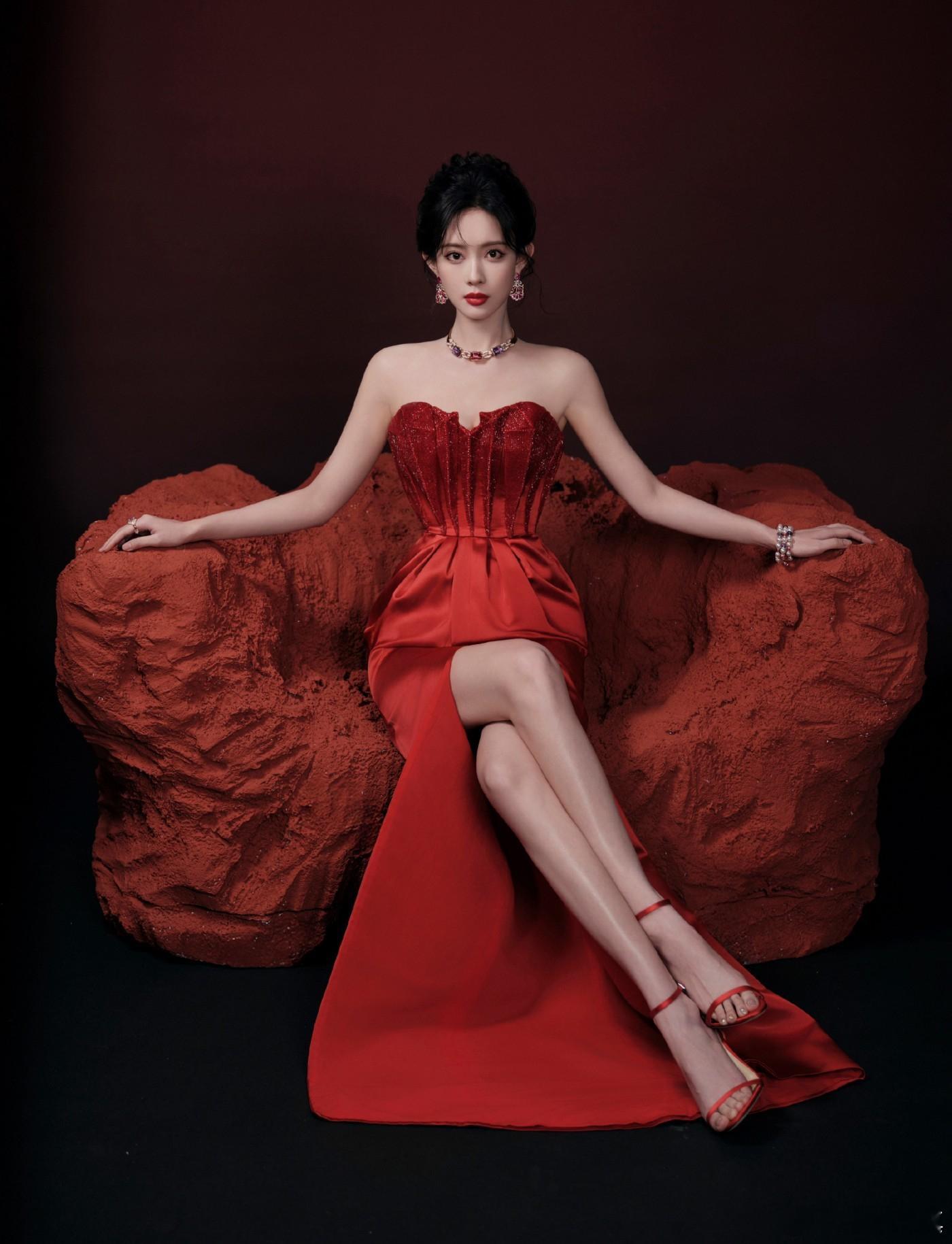 孟子义高考512分孟子义亮钻开叉红裙亮相BVLGARI宝格丽活动