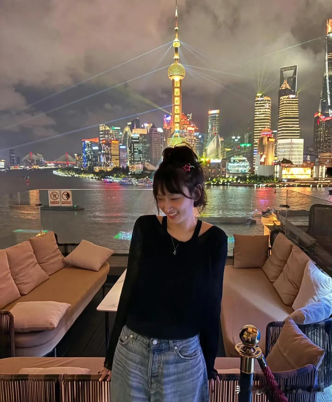 请回答1988中宝拉的扮演者刘慧英登上了微博热搜！原因是她来上海旅游，偷拍了