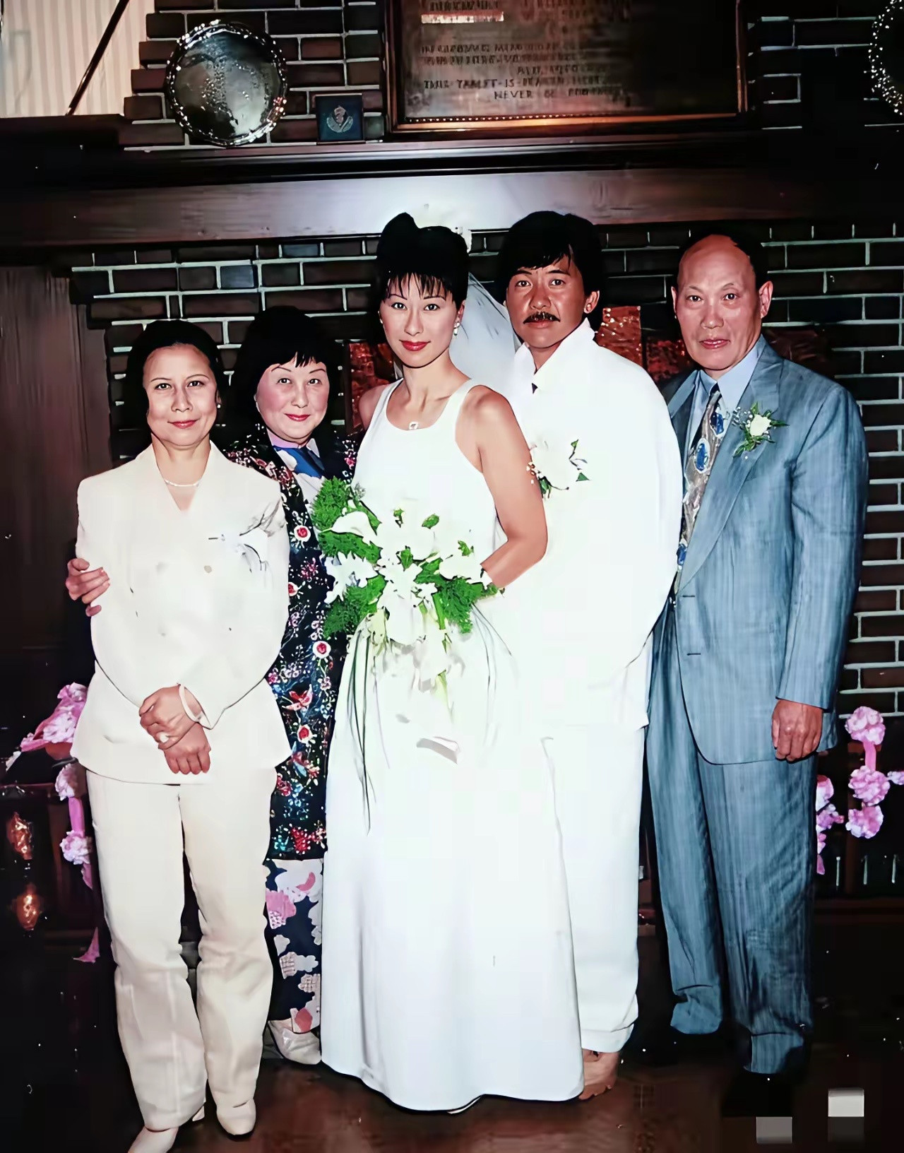 这应该是当年香港最轰动的一段恋情和婚姻吧。