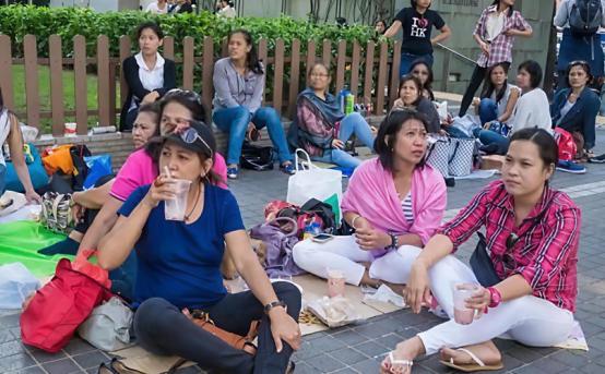 很多人都以为，香港中产每月花6000元请菲佣，只是为了让人帮忙打扫卫生、洗衣做饭