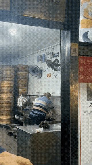 恶心到家了！”湖南长沙，女子去一家老字包子铺买早餐，无意间溜达到后厨，看见一男子