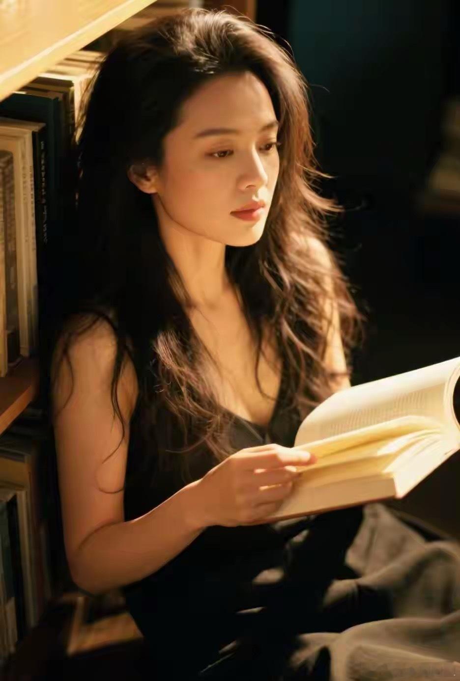 很喜欢北大第一任校长严复说过的这段话，他说：“物质的贫穷，能摧毁你一生的尊严，精