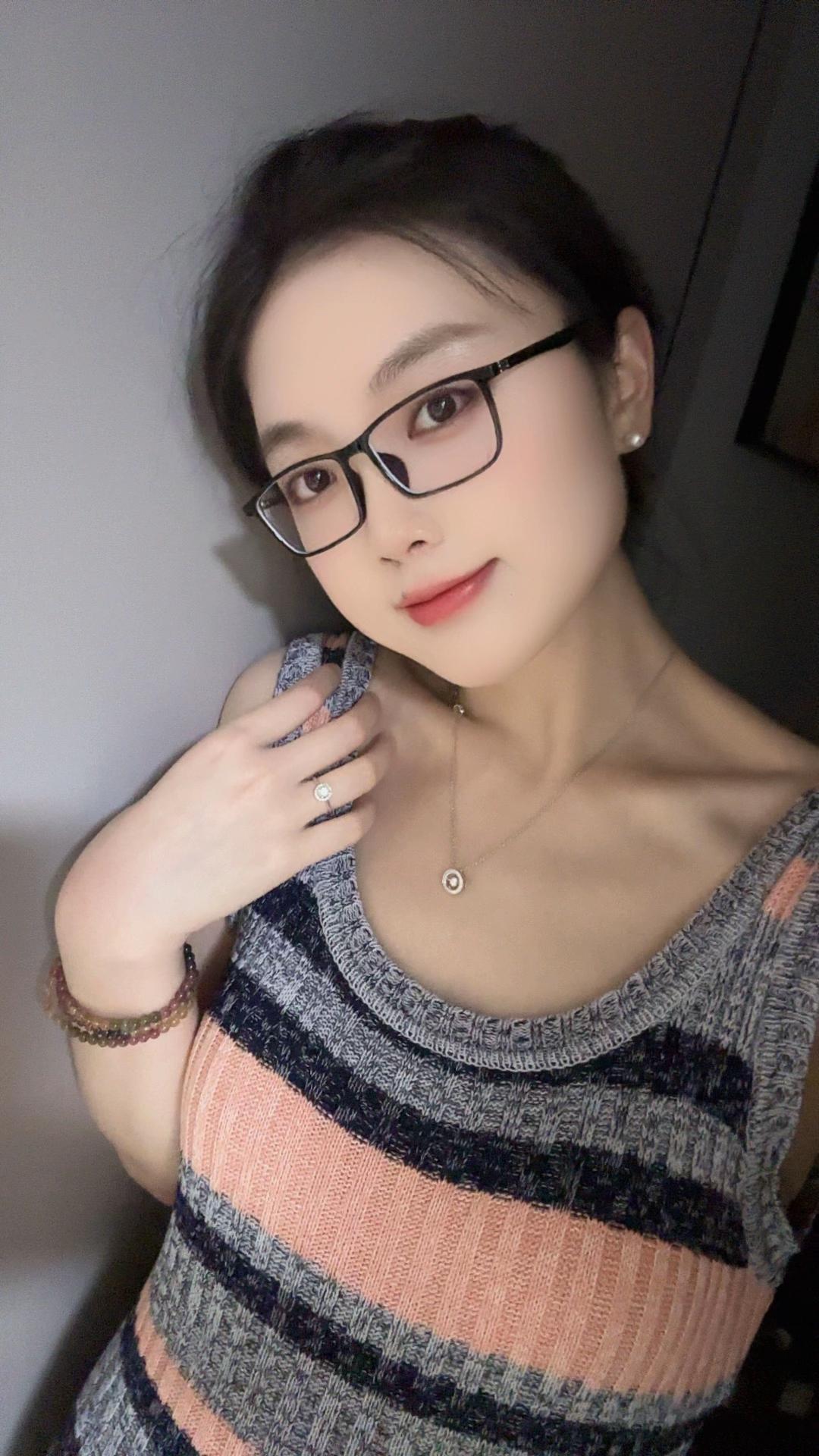 喜欢一个人是藏不住的 但是喜欢俩个你就得藏好了