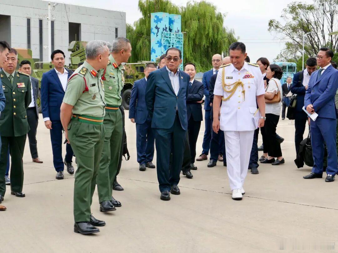 马来西亚防长近距离观摩鹰击12E，用这玩意儿打美国军舰得多带劲啊​​​