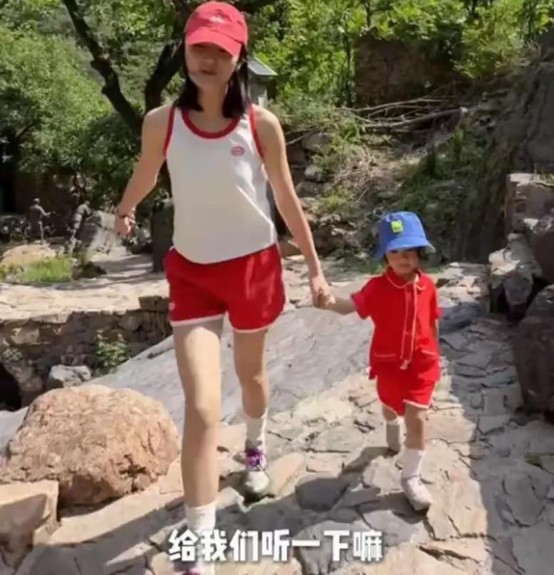 父亲节海哈金喜陪父亲爬山，59岁的爹比54岁的老公还年轻，真搞不懂看上李亚鹏什么